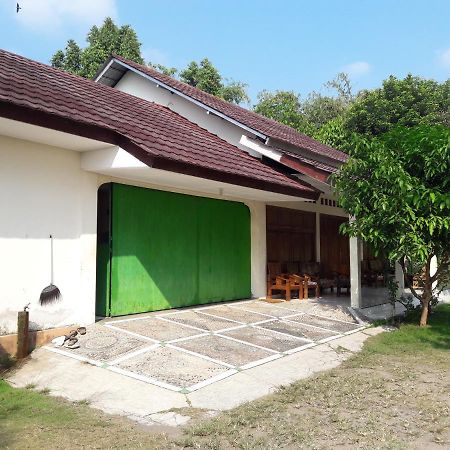 Griya Harja Homestay Magelang Extérieur photo