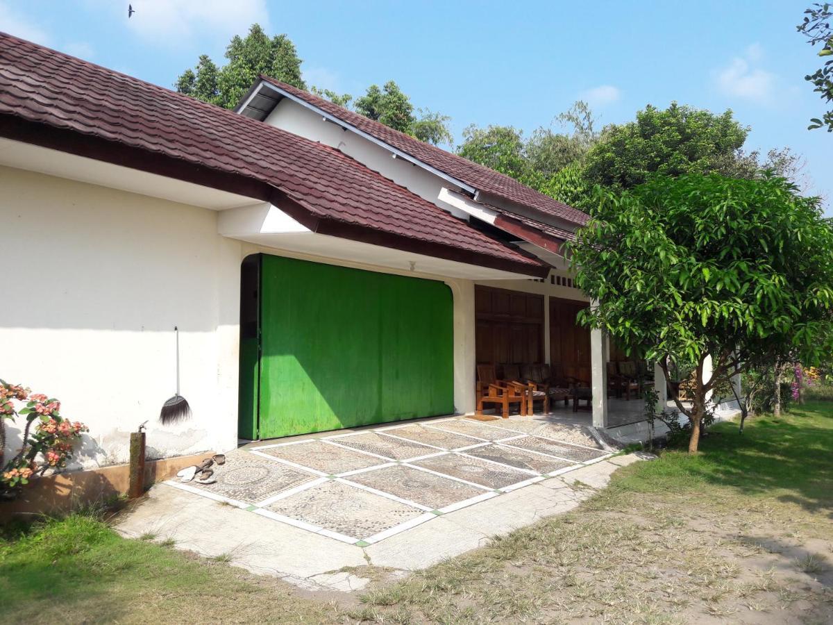 Griya Harja Homestay Magelang Extérieur photo