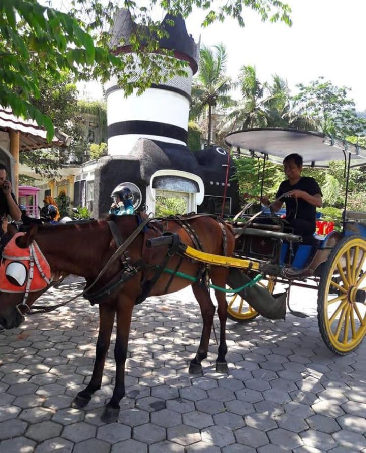 Griya Harja Homestay Magelang Extérieur photo